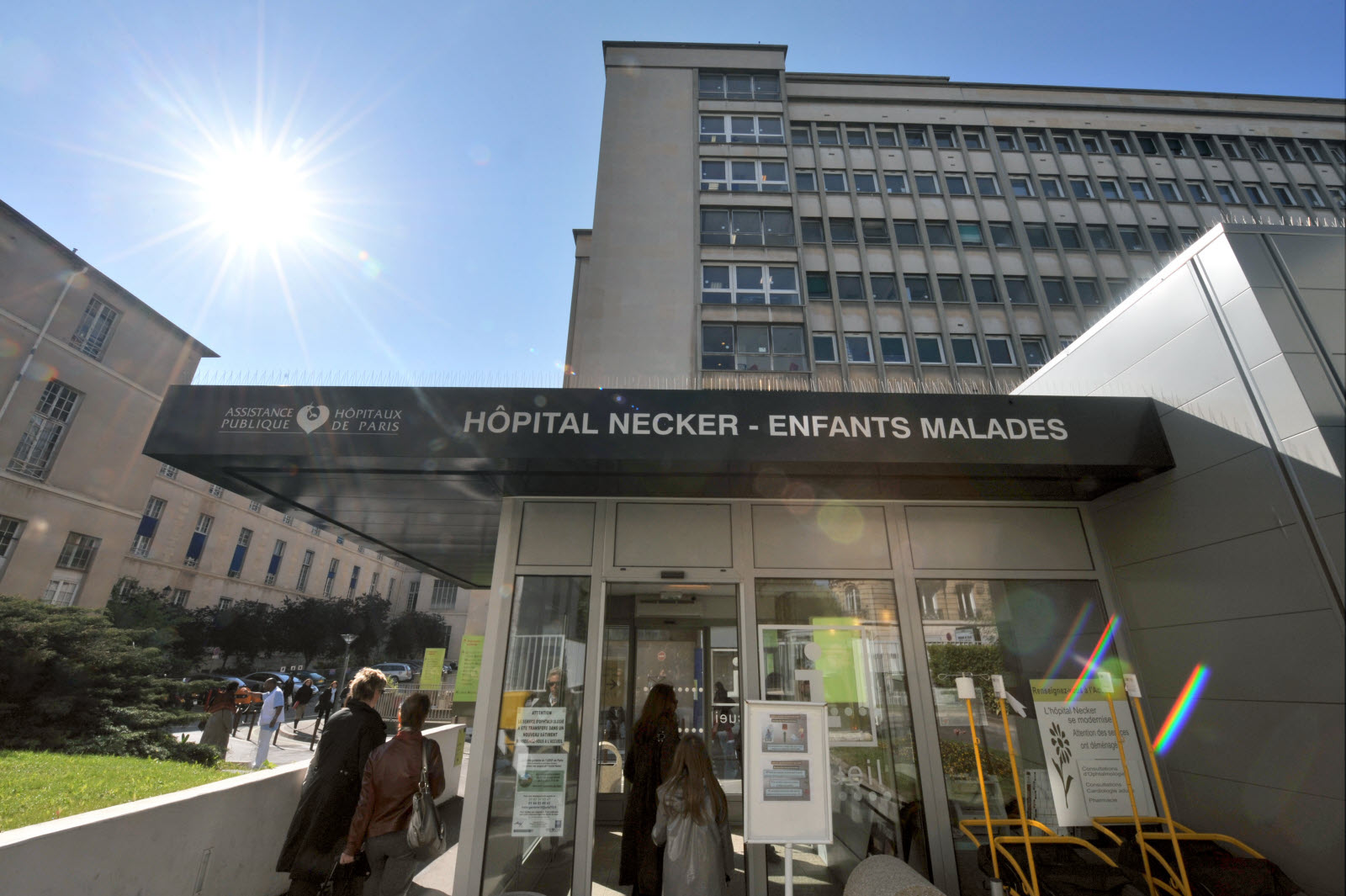 Action du 8 juin à l'hôpital NeckerEnfants Malades lyremuses.fr