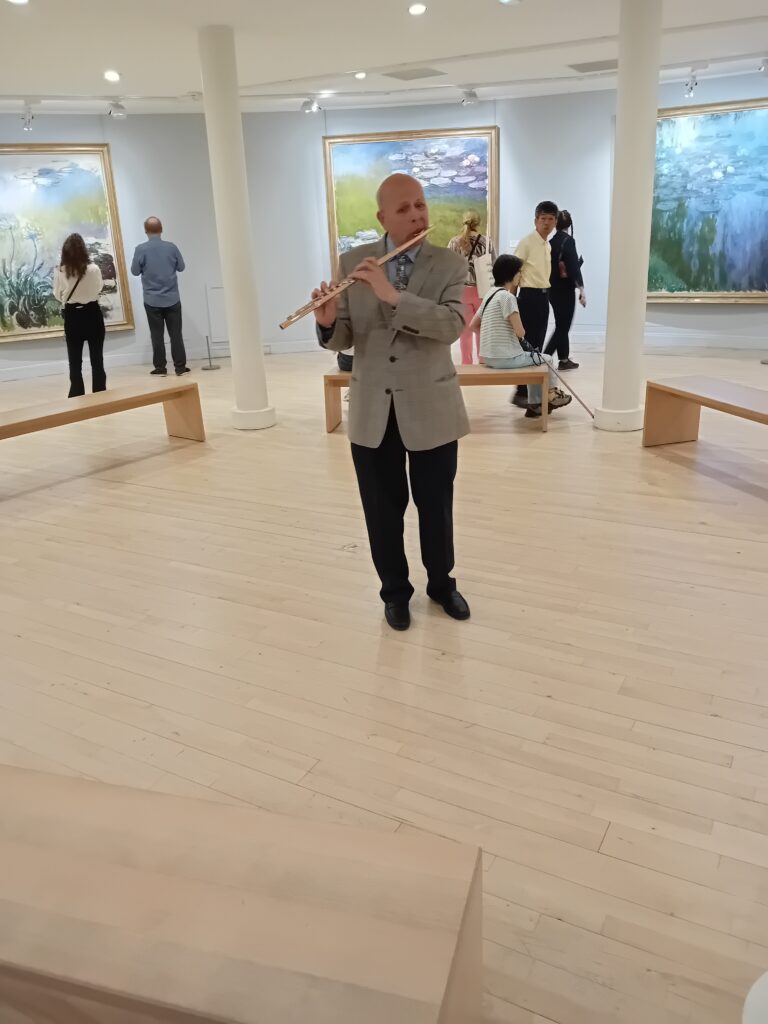 Le virtuose multiinstrumentiste, Daniel Barda, à la flûte, au Musée Marmottan Monet, où peintures et musiques se sont conjuguées