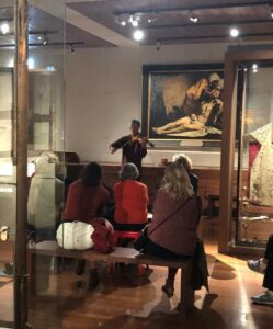 Le violoniste Vinh Pham dans la salle des Martyrs
