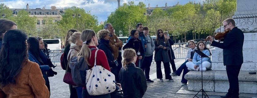 Jacques gandart joue du violon au pied de l'arc de triomphe